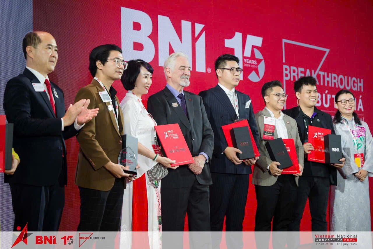 Alma Mai Nguyễn được ghi nhận tại BNI Vietnam National Convention 2024 cùng Dr. Ivan Misner