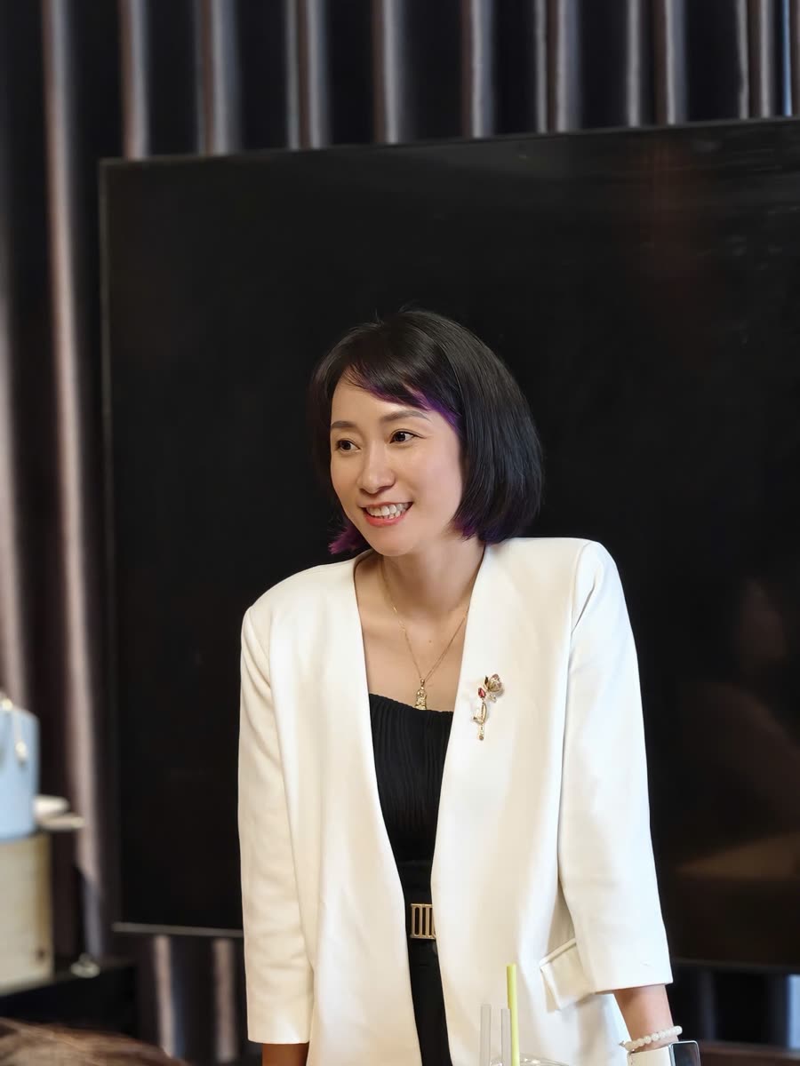 Nguyễn Thị Tuyết Mai (Alma Mai Nguyễn) điều phối buổi thảo luận cùng chủ doanh nghiệp