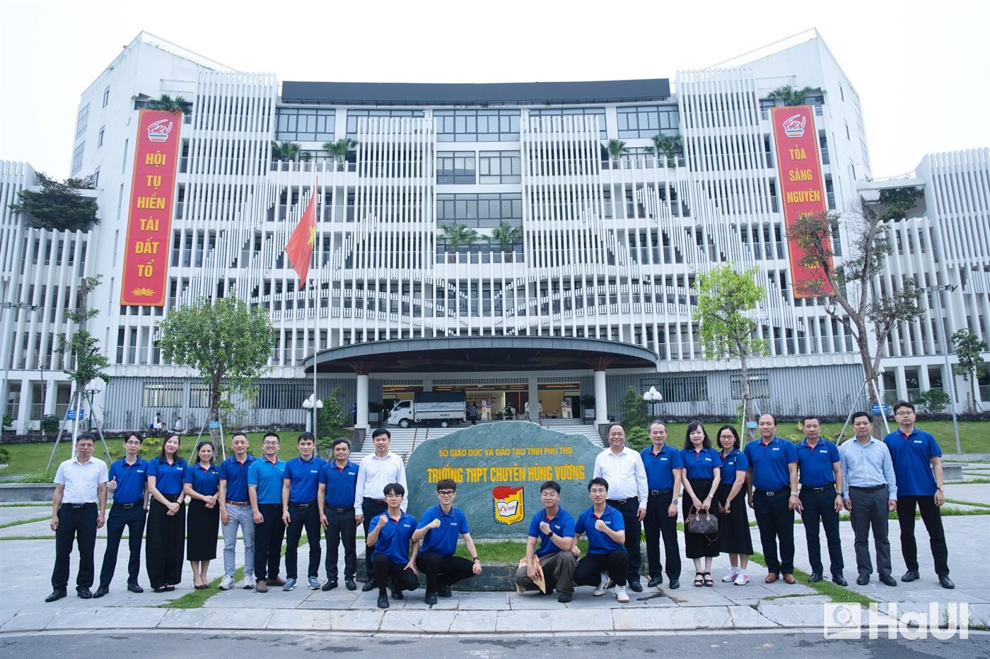 Cán bộ giảng viên Đại học Công nghiệp Hà Nội mặc đồng phục polo xanh do ANIMA may — đồng phục trường đại học đồng bộ theo nhận diện