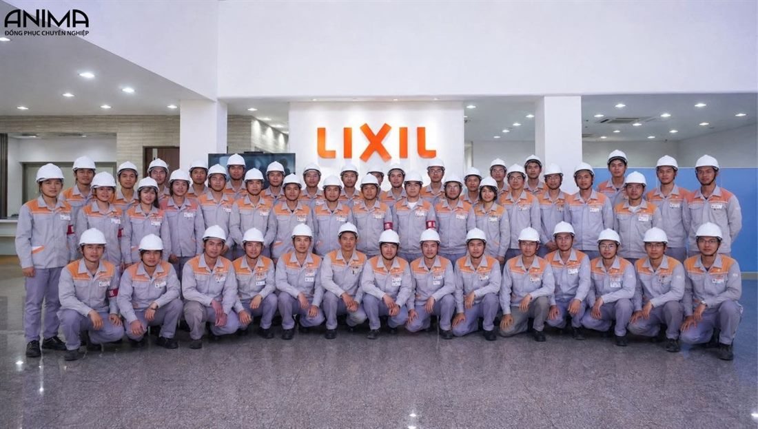 công nhân nhà máy LIXIL Việt Nam trong đồng phục bảo hộ xám cam do ANIMA thực hiện