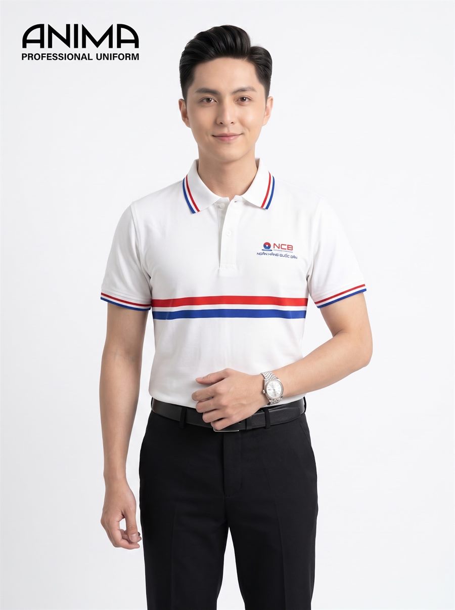đồng phục NCB nam do ANIMA thực hiện — áo polo trắng in logo NCB trên ngực, kẻ sọc đỏ xanh