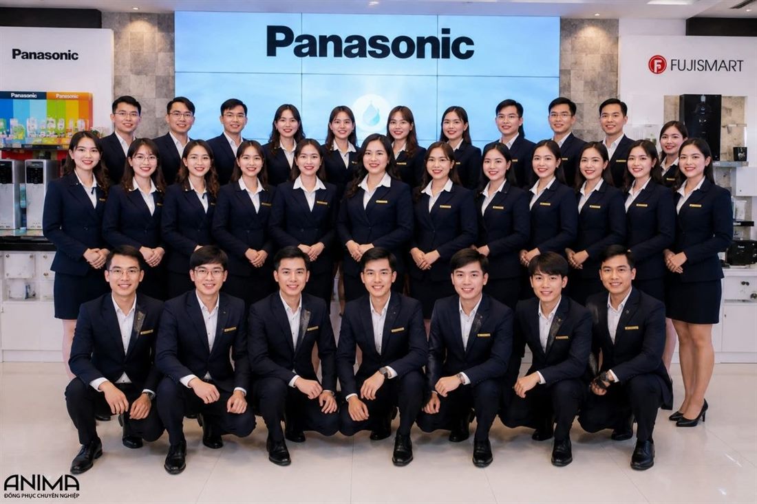 đội ngũ Panasonic trong đồng phục vest sẫm màu do ANIMA thực hiện
