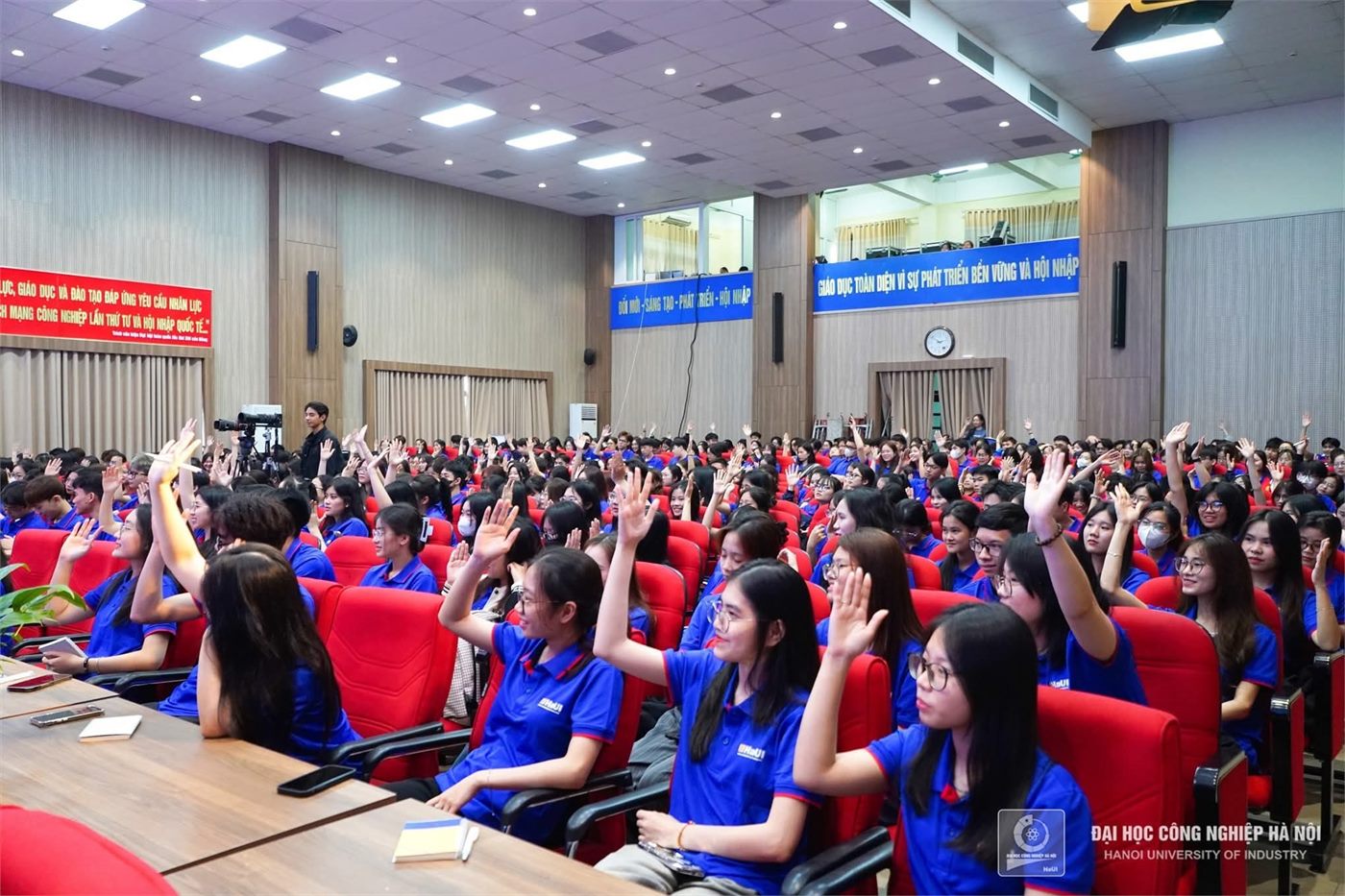 Sinh viên Đại học Công nghiệp Hà Nội mặc đồng phục trong hội trường — đồng phục sinh viên đại học thoải mái, hiện đại