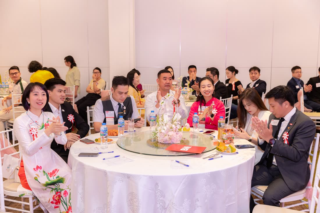 hơn 100 chủ doanh nghiệp dự ngày hội kết nối kinh doanh và lễ chuyển giao quyền lực ban điều hành BNI PRO nhiệm kỳ 17-18 tại Hà Nội