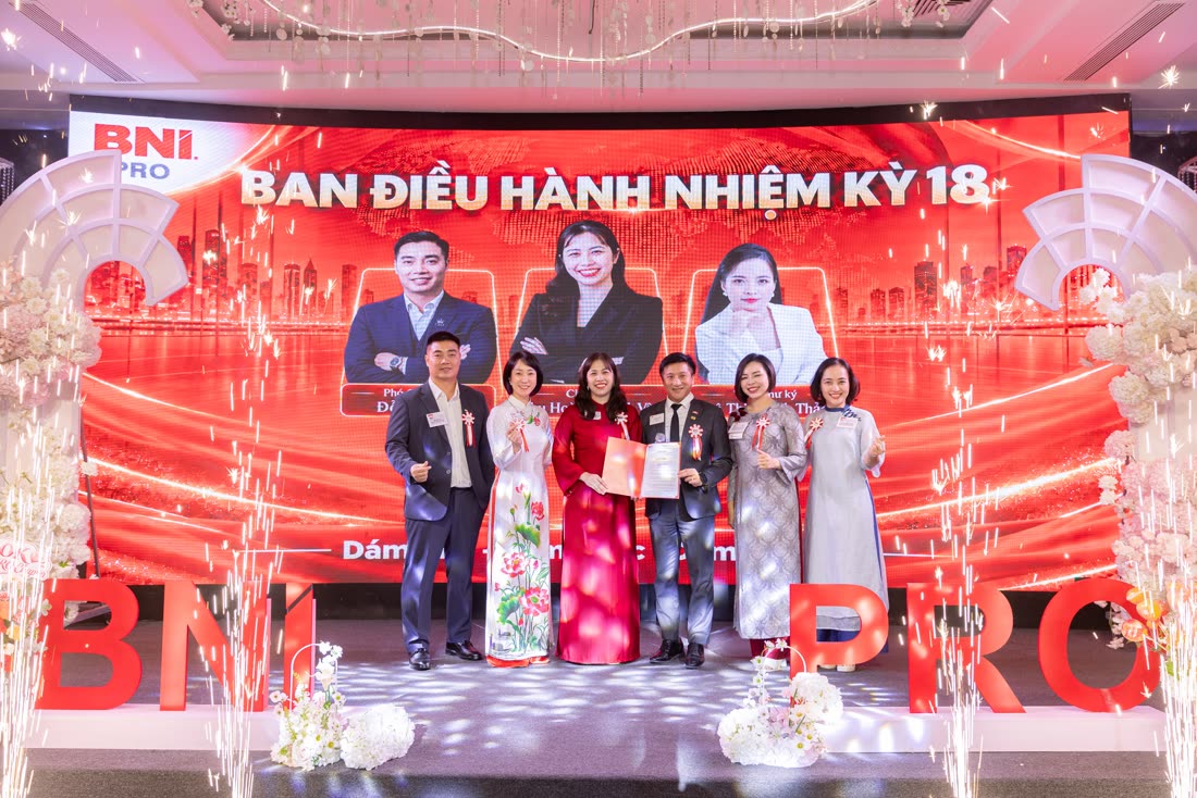 nghi lễ chuyển giao quyền lực cho ban điều hành nhiệm kỳ 18 trên sân khấu, chủ tịch cũ trao lại trách nhiệm cho chủ tịch mới