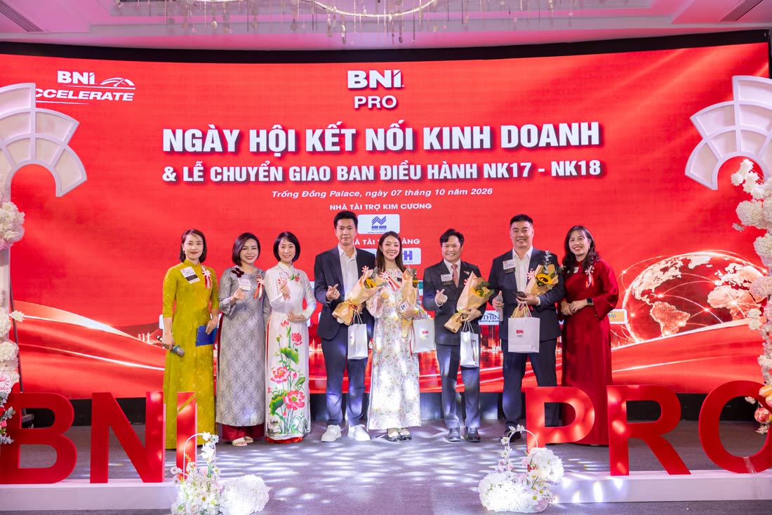 vinh danh ban điều hành chapter sau một nhiệm kỳ hoàn thành, trao hoa và kỷ niệm chương trên sân khấu