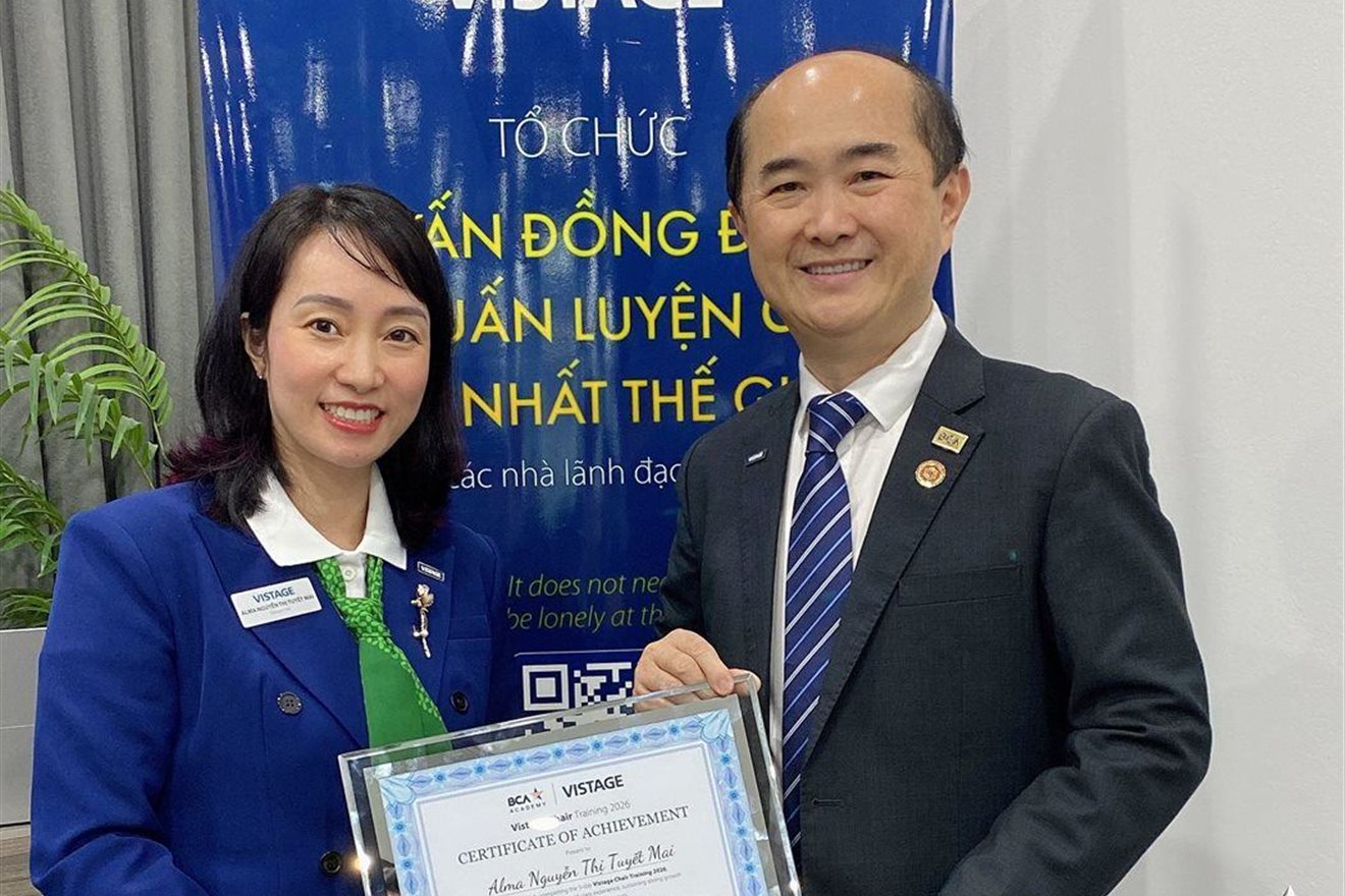 Nguyễn Thị Tuyết Mai (Alma Mai Nguyễn) nhận chứng nhận Vistage Chair Training 2026 — chọn nhà cung cấp đồng phục đáng tin